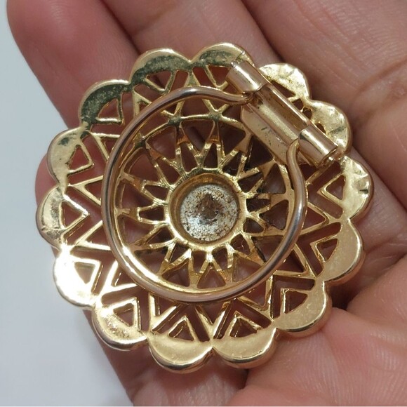 Vintage Scalloped Mandala Flower w/ Faux Pearl Center Gold Tone Scarf Ring Clip - Picture 4 of 5